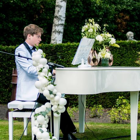 Pianist Met Vleugelpiano